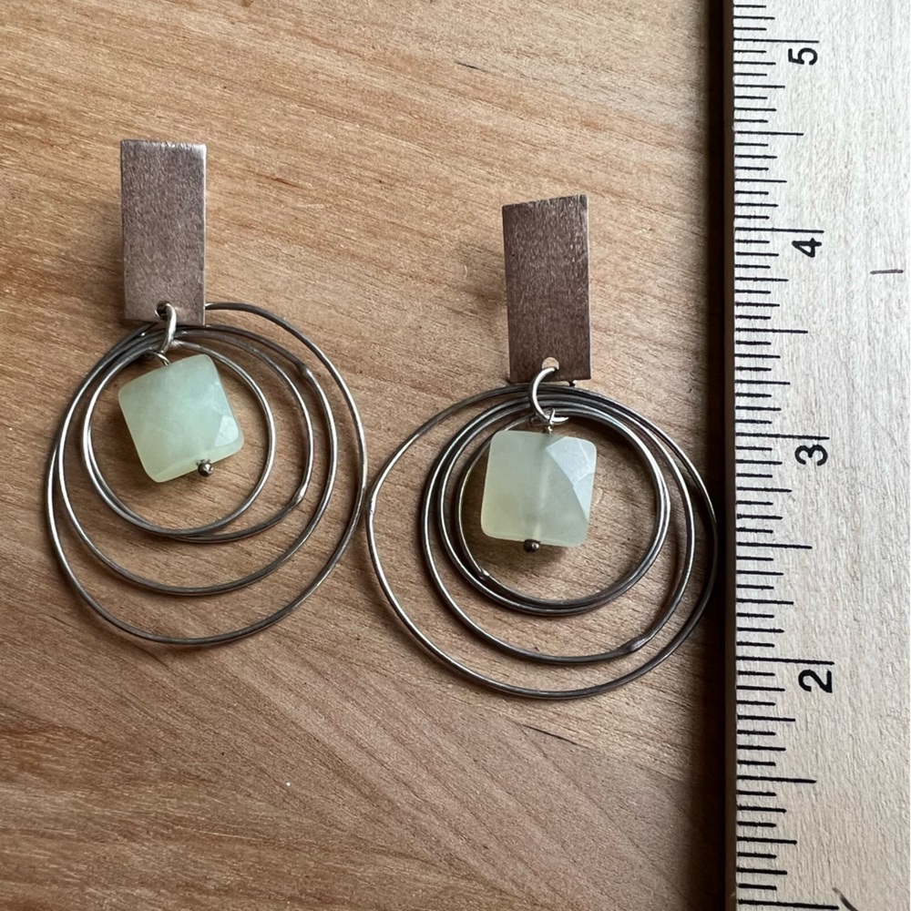 Artisan silver concentric circle dangle earrings with square green stone - Picture 9 of 12